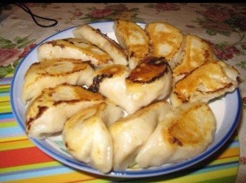 step12: 自搓麵皮的餃子口感是不一樣的。
打薑蔥水入肉餡內做成多汁，與市售的用皮凍伴餡是不同的。


可放冰格冷藏雪硬，煎時不用回溫，直接落鑊煎便可。