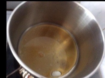 step5: 黃砂糖45克十水25－30克煮滾，糖溶便可以。