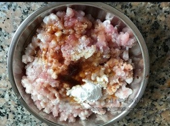 step2: 先把豬肉碎用醃料拌勻