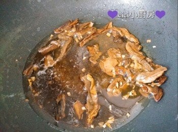 step3: 凍鑊下橄欖油, 倒入蒜蓉炒至香, 轉中細火，將牛肝菌加入鑊中，炒至香味沒溢出, 
倒入適量的牛肝菌水, 再加入<span class="group_2">調味料</span>。