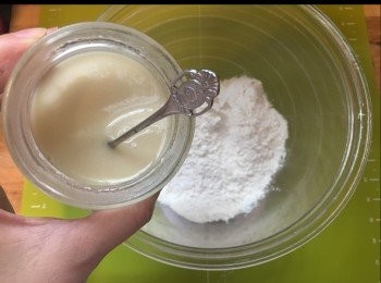 step1: 如果將星野酵母放咗入雪櫃，最好放室溫回溫先用！
酵母有泡泡代表活躍！