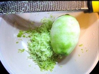 step1: 先刨出檸檬皮。
留起少部分檸檬皮，將會灑上包面。