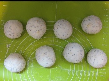 step8: 搓長放入焗盤，發酵大至一倍。