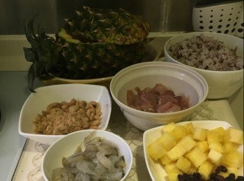 step1: 材料：
隔夜飯 2碗（我家是吃紅米飯）
菠蘿 1個
蝦仁 100克 
雞蛋 2隻（打勻）
洋葱 半個（切粒）
紅辣椒 2隻（切圈）
西籣花根 2個（切粒）（可用急凍青豆或芥籣根代替）
肉鬆 少許
原味腰果 少許（我用超市原味焗腰果）
雞脾肉 1塊
提子乾 少許（約10克）
咖哩粉 1 - 2湯匙（可按個人喜歡辣度）
黄糖 2 1/4茶匙
料理酒 2湯匙
生粉 2湯匙
魚露 適量
海鹽 3/4茶匙
胡椒粉少許