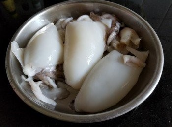 step2: 墨魚，清洗後去除表面薄膜