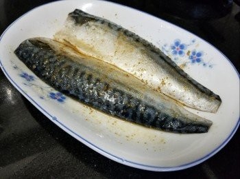 step5: 用廚紙吸乾水份，再用雞粉，孜然粉，胡椒粉，麻油醃入味