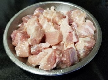 step3: 用雞粉，糖，生粉胡椒粉，麻油醃 30 分鐘入味