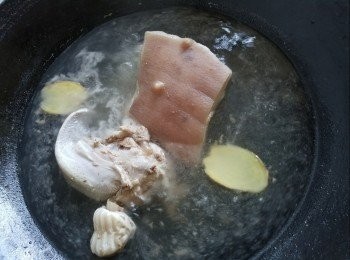 step10: 用黃酒，薑片將豬脷，五花腩出水去腥