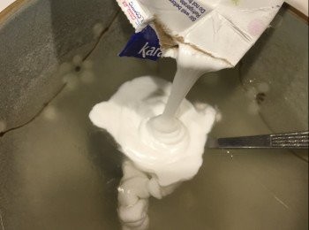 step4: 然後倒入椰漿。