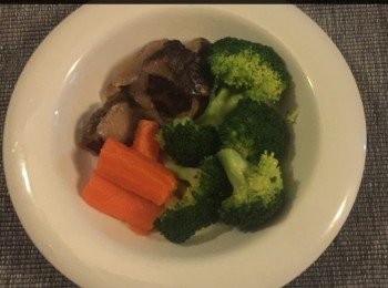 step3: 香菇以滾水浸約10分鐘至香菇軟身，洗淨切開兩邊，用少許生抽、糖和胡椒粉醃5分鐘備用。

紅蘿蔔和西蘭飛水備用。