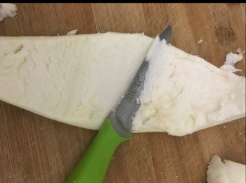 step2: 將柚皮的白色部份削去，白色部份帶苦味，盡量切除乾淨，果皮切細，以熱水浸泡，放入雪櫃過夜，其間換3-4次水