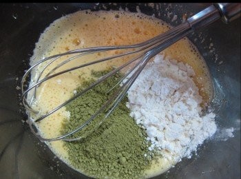 step6: 再加埋綠茶粉同低粉發混。