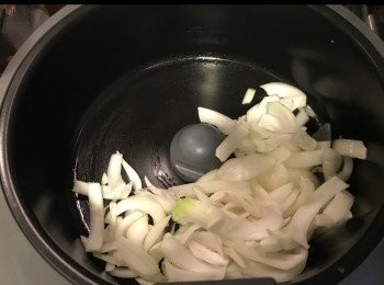 step2: 將洋蔥炒淋。
