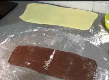 step3: 1）取出白色
2）壓成長方型，摺三摺，壓出空氣，做兩次
3）取出朱古力
4）壓成長方型，摺三摺，壓出空氣，做兩次
5）將白色搽上小小熟水，貼上朱古力，卷成條，切件
6）放入煱（發酵）35分鐘