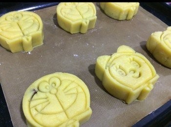 step3: <span class="group_1">皮</span>包餡
模上灑上面釤，不用多