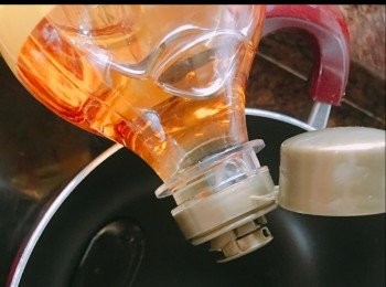 step8: 先下30ml湯匙油