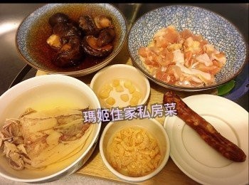 step1: ～蝦米 乾瑤柱用水浸軟👉🏻剛瑤柱嘅水留低備用
～冬菇預先用暖水浸軟👉🏻切去冬菇掟然後切粒👉🏻落冬菇醃料醃一陣
～乾魷魚預先用水浸軟👉🏻洗乾淨切粒👉🏻然後洛江魷魚醃料
～<a href="https://bit.ly/2ZxapeY" target="_blank" data-keyword="雞扒" class="guide-link"><strong>雞扒</strong></a> <span style="display:inline-block;vertical-align:middle;margin-top:-3px;color:initial;border-radius:3px;padding:2px 3px;font-size:12px;line-height:14px;background:#87d300;color:#fff;">即買</span> 預先解凍👉🏻然後洗乾淨切粒👉🏻落<a href="https://bit.ly/2ZxapeY" target="_blank" data-keyword="雞扒" class="guide-link"><strong>雞扒</strong></a> <span style="display:inline-block;vertical-align:middle;margin-top:-3px;color:initial;border-radius:3px;padding:2px 3px;font-size:12px;line-height:14px;background:#87d300;color:#fff;">即買</span> 醃料
～臘腸洗乾淨搣衣然後切粒
～米洗乾淨👉🏻倒入乾瑤柱水👉🏻加清水落少許鹽👉🏻放入電飯煲煮