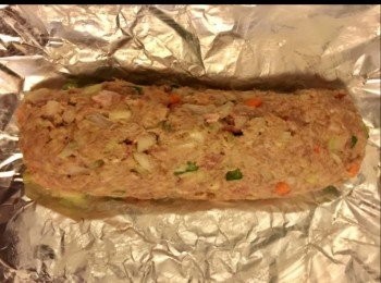 step4: 將肉麵糰搓成一條長型的條狀備用。

預熱焗爐至250度。