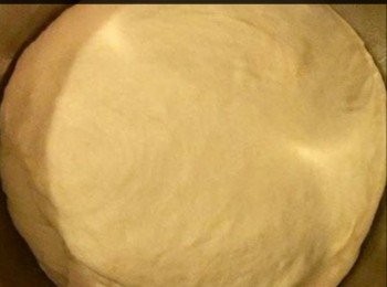 step2: 將酵母倒入麵粉中，加入橄欖油混合均匀，直至粘稠的麵糰形狀。然後置於碗內放入雪櫃內約30分鐘或以上，直到麵糰漲大為止。使用前將麵糰分為2個麵糰球備用。