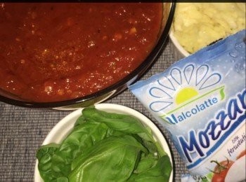 step3: 將酵母倒入麵粉中，加入橄欖油混合均匀，直至粘稠的麵糰形狀。然後置於碗內放入雪櫃內約30分鐘或以上，直到麵糰漲大為止。使用前將麵糰分為2個麵糰球備用。