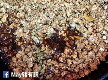 step2: 放入免治豬肉，炒至鬆散及略乾身後加入糖、魚露、生抽、老抽及蠔油炒匀。