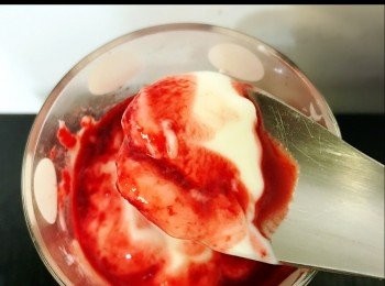 step5: 榨好汁後加入乳酪就食得！