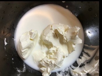 step1: 將Cream Cheese 加入鮮奶。
