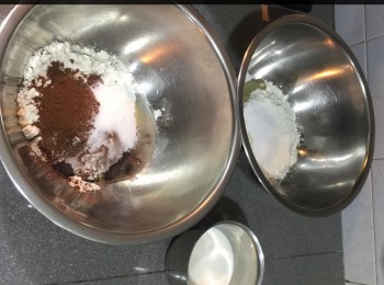 step1: 1)   準備好一切。
2）（兩份）牛奶座䁔（不是熱，熱酵母死了）。
3）（兩份）牛奶+酵母+一茶匙砂糖拌勻，靜止10分鐘。
4）分開搓，搓白色先，後搓朱古力。
5）全部材料搓勻，大約5分鐘。
6）用保鮮紙蓋好（分開發酵），發酵30分鐘。