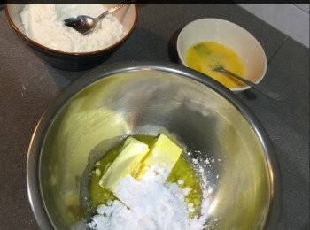 step2: 牛油溫室放軟
牛油同糖打至奶白色
加入全蛋，打1-2分鐘
篩入面粉