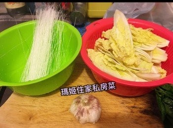 step1: 娃娃菜開半洗乾淨👉🏻粉絲用水浸軟