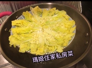 step4: ～粉絲用熱水燙一燙👉🏻鯨乾水份放落碟👉🏻然後將娃娃菜放在粉絲上面👉🏻放入蒜蓉
～煲滾水隔水蒸7-8分鐘
～拎出👉🏻倒入少量滾油及生抽
完成～