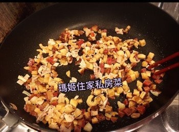 step3: ～係呢個時候👉🏻開熱鑊下油爆香所有材料