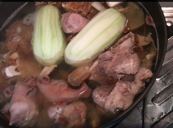 step2: 所有材料洗好，
齊水煲2.5-3小時
調味即可