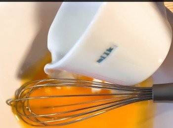 step2: 將牛奶加入蛋黃、麵粉過篩加入蛋漿
將蛋漿放入小煱內以細火煮成糊狀，離火拌勻，備用