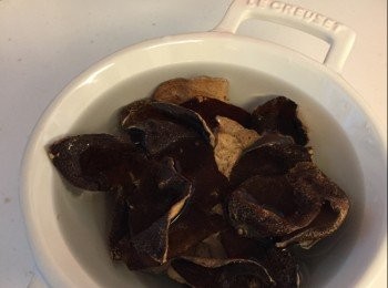 step1: 事前準備：
1）陳皮浸軟去囊，切幼絲後自然風乾。