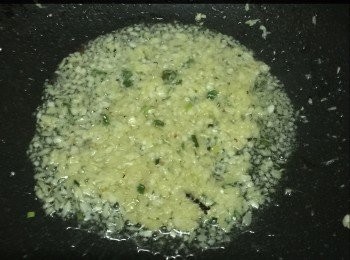 step7: 熱鍋爆香芝麻備用。另加入油將薑和蒜以慢火爆香約5分鐘至金黃色，但不可炒燶，加入葱粒略爆香備用。