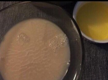 step1: 將温水和糖倒入大碗中，撒上酵母，放置於溫室中直至發泡。