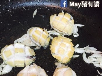 step3: 燒熱油鑊，爆香乾葱，放入鮑魚炒匀，加入米酒，拌勻後蓋好焗約2分鐘。