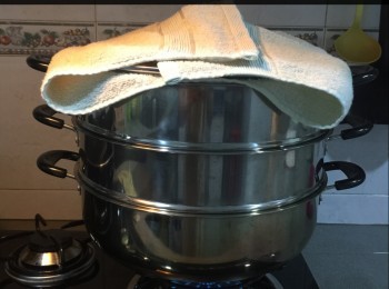 step4: 1）用毛巾包實蓋（防倒汗水）
2）凍水蒸18分鐘
3）時間到，不要立刻開蓋
4）開少少（一隻手指位）梳氣1-3分鐘