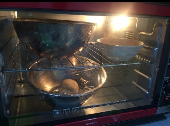 step2: 1）分開發酵
2）保鮮紙蓋好
3）用一杯熱水放旁邊，幫助發酵