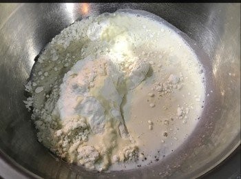 step1: 準備好材料
牛奶同乾酵母座熱水拌好，靜止5分鐘