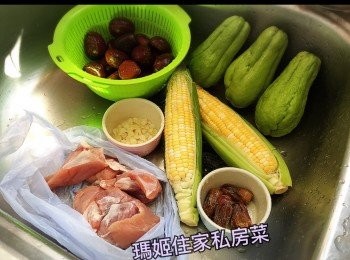step1: ～佛手瓜 切半去核洗乾淨備用👉🏻粟米切件洗乾淨備用👉🏻栗子去殼去衣洗乾淨備用
～蜜棗 南北杏沖水洗乾淨備用
<a href="https://bit.ly/3ANJVUp" target="_blank" data-keyword="豬展" class="guide-link"><strong>豬展</strong></a> <span style="display:inline-block;vertical-align:middle;margin-top:-3px;color:initial;border-radius:3px;padding:2px 3px;font-size:12px;line-height:14px;background:#87d300;color:#fff;">即買</span> 切件👉🏻氽水備用
～煲一煲水👉🏻水滾👉🏻將所有材料放入去👉🏻再滾教細火煲2小時
～落鹽～試味
完成