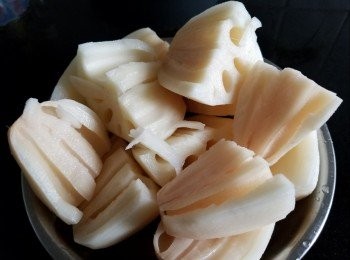 step1: 蓮藕，清洗後切件