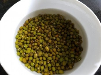 step6: 綠豆，用清水浸洗後備用