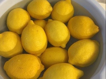 step2: 事前準備：
2）檸檬用淡鹽水浸一小時後，撈起，放入已加鹽之密實袋內，逐隻檸檬輕磨擦淨，稍過水後抹乾。