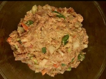 step3: 將免治牛肉、鮫肉和配料及調味料放在一個大的碗內，加入牛油用指尖搓勻，再加入麵粉、麵包糠和適量水，搓勻直至成肉麵糰。