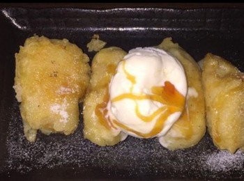 step3: 上桌時將冰淇淋放在炸好了的香蕉弗莱特上面，再加上一些蜜糖和一些糖粉便可。


想知道我更多食譜，可去我Facebook， 專頁。
https://m.facebook.com/carlineki/