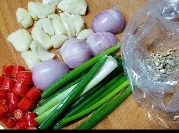 step4: 鑊中加入刀嘜金裝橄欖花生油!