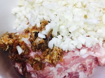 step5: 燒熱油鑊放入肉球，先用慢火邊煎邊壓至喜愛的厚度。慢火煎熟後轉中火將兩邊煎至金黄香脆。