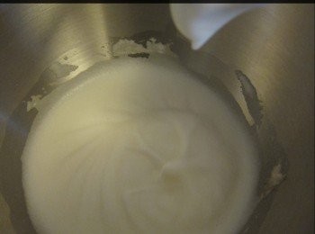 step7: 將三個蛋白加埋20g糖，打至起勾。